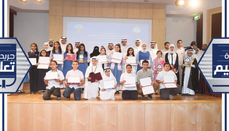 صلاح دبشة متوسطا الطلبة المكرمين خلال الحفل(محمد هاشم) ﻿