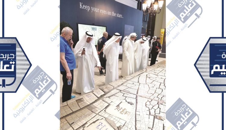 د.عبدالمطلب البلام يشرح للحضور حول خريطة الكويت القديمة﻿