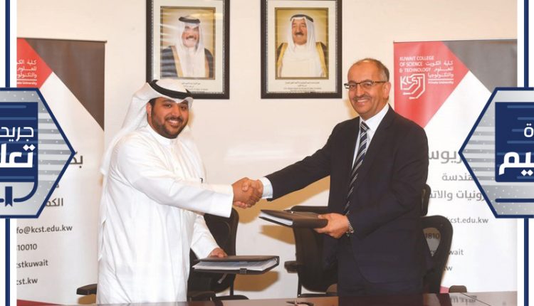 د.خالد البقاعين وخليفة السنان أثناء توقيع الاتفاقية ﻿