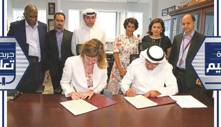 د.روضة عواد ود.عادل الزراعي خلال توقيع الاتفاقية ﻿