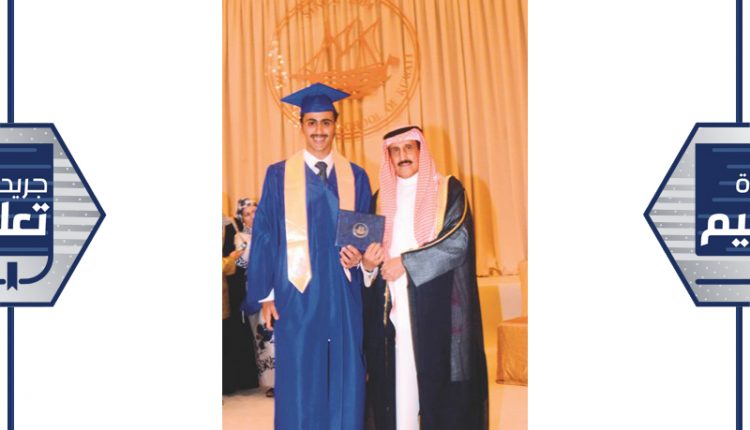 الشيخ د.إبراهيم الدعيج مكرما حفيده الخريج إبراهيم جاسم الغانم 