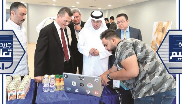 د.نايف المطيري ود.عمر الجراح يطلعان على مشروع تخرج أحد الطلبة ﻿