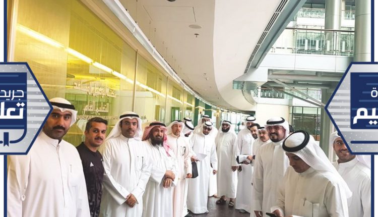 عدد من المعتصمين أمس بسبب اختبارات الوظائف الإشرافية