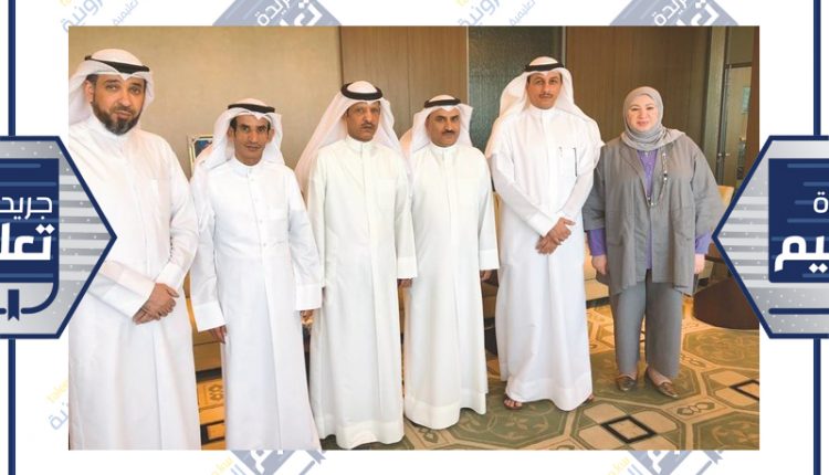 وكيل وزارة التربية د. سعود الحربي مستقبلا رئيس النقابة صالح العازمي واعضاء النقابة ﻿