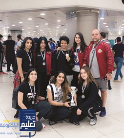 فريق كرة القدم في الجامعة الأمريكية بالكويت الحائز الميدالية الفضية