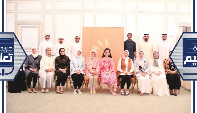 الشيخة انتصار سالم العلي ورقية حسين تتوسطان المعلمين المبتعثين