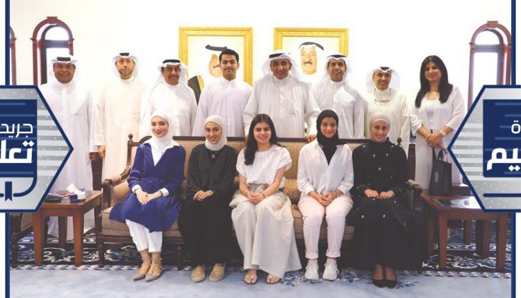 المدير العام ونوابه ومديرو الإدارات مع المتفوقين﻿