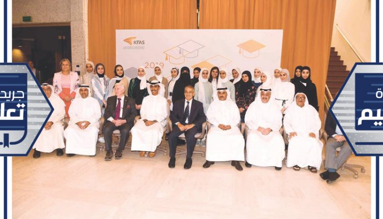 د.سعود الحربي ود.عدنان شهاب الدين وسالم الحجرف مع الطلبة الفائقين المكرمين خلال الحفل (محمد هاشم)﻿