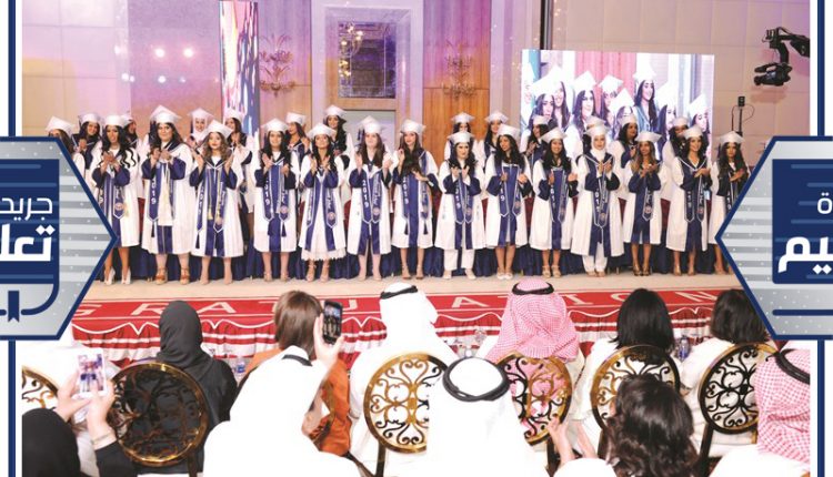 صورة جماعية لخريجات مدرسة البكالوريا الأمريكية خلال الحفل﻿