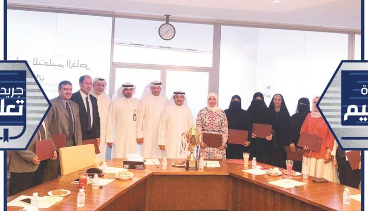 لقطة تذكارية مع موجهي وموجهات العلوم خلال التكريم﻿