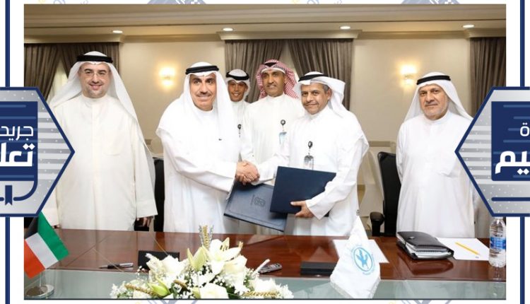 د.حسين الأنصاري ونايف العنزي وعدد من الحضور بعد توقيع الاتفاقية ﻿