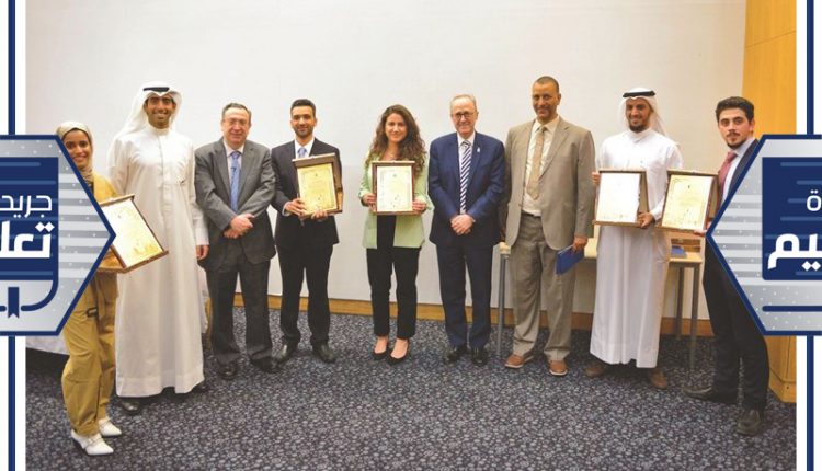 المكرمون في الاحتفال في لقطة جماعية﻿
