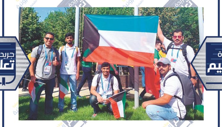 بعض ممثلي وفد التطبيقي يحملون علم الكويت