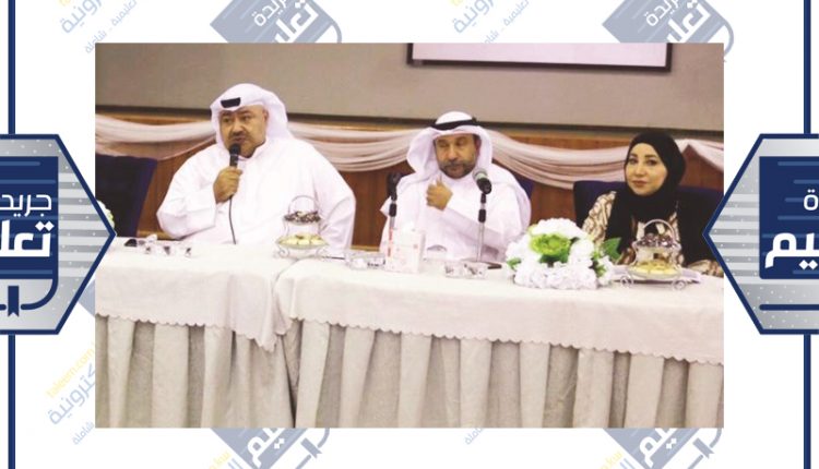 أسامة السلطان متحدثا خلال الاجتماع ويبدو منصور الظفيري وشكرية السعيدي﻿