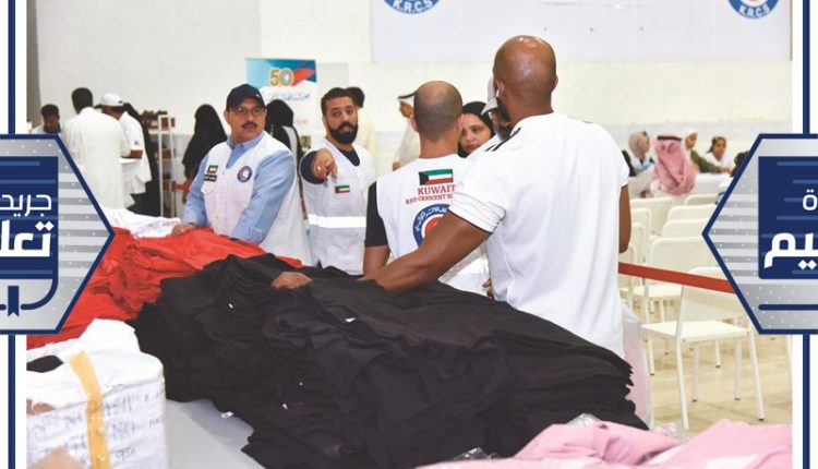 متطوعو جمعية الهلال الأحمر خلال توزيع الحقائب المدرسية