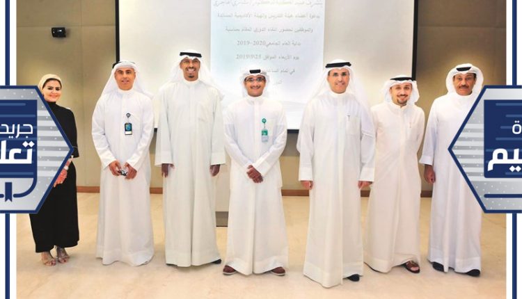 د.مشاري الهاجري وعدد من الحضور في لقطة جماعية﻿