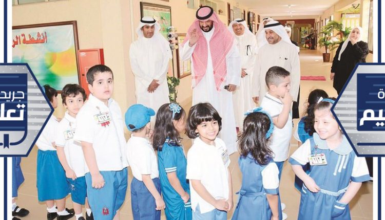 الشيخ طلال الخالد ومنصور الظفيري خلال الجولة في إحدى المدارس ﻿