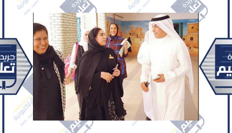 الوزير د.حامد العازمي في حوار باسم مع عدد من القيادات التربوية خلال زيارته إلى مدرسة الفضل بن العباس الابتدائية للبنين