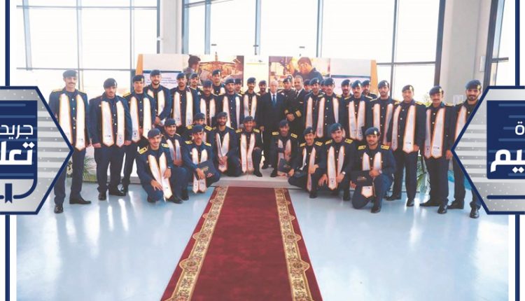 صورة تذكارية مع الخريجين﻿