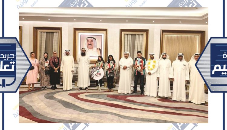 أسامة السلطان مستقبلا أعضاء الوفد المشارك في أولمبياد الفيزياء والرياضات ومناهزات اللغة العربية 