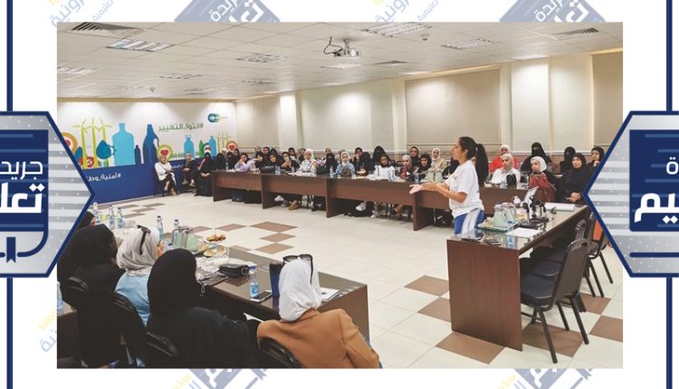 فرح شعبان متحدثة أمام مجموعة من المعلمات المشاركات