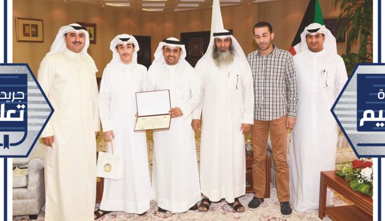 ناصر الحجرف مكرما أحد الطلبة المتميزين﻿