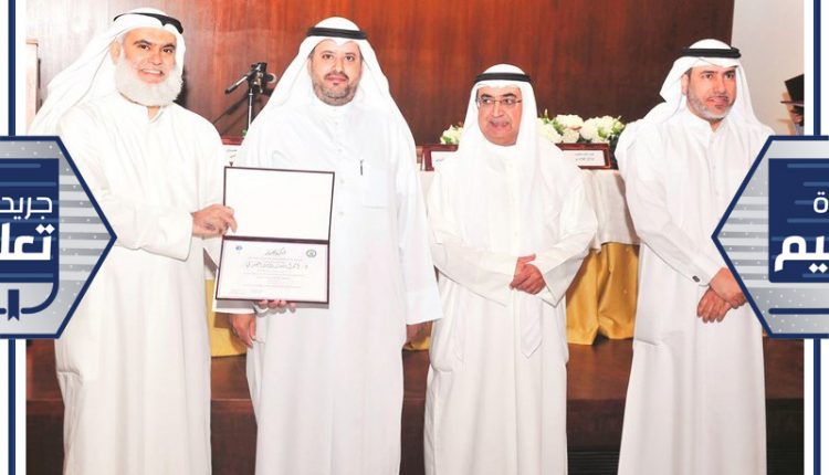 تكريم أحد المشاركين في الملتقى