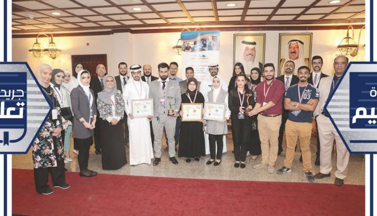 صورة جماعية لطلبة الكلية الأسترالية خلال الحفل﻿