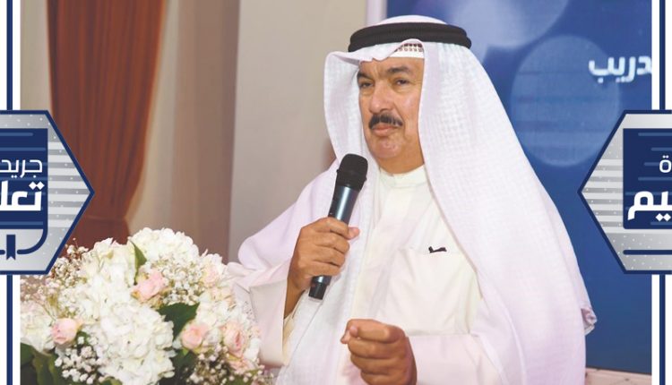 د.علي المضف متحدثا خلال الحفل