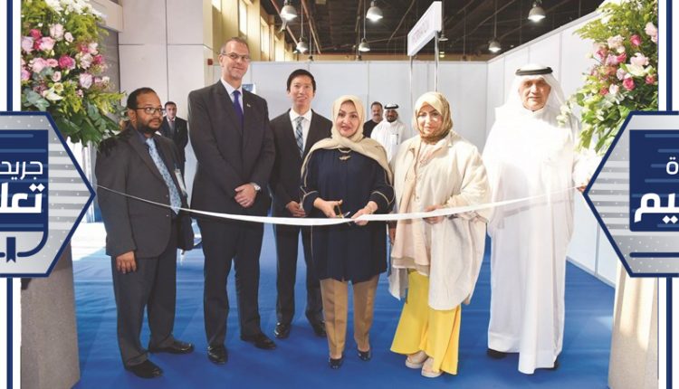 ظمياء الماجد وباسمة الدهيم في جناح السفارة الأميركية