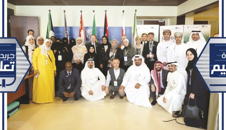 عدد من المشاركين في البرنامج