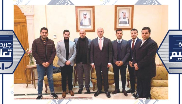 د.صبيح المخيزيم ود.يعقوب الشمري خلال الزيارة إلى مقر اتحاد طلبة الكويت - فرع فرنسا