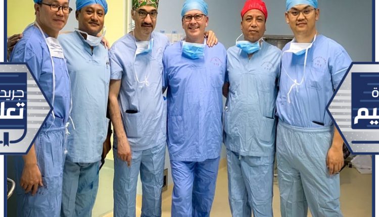 د. عبداللطيف التركي متوسطا زملائه وطلابه