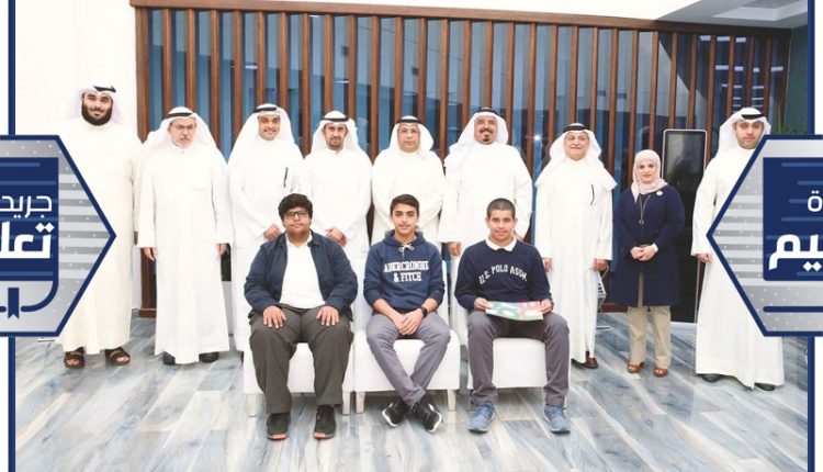 د. عمر البناي وقيادات مركز صباح الأحمد للموهبة والإبداع مع ممثلي زدني بعد توقيع الاتفاقية ﻿