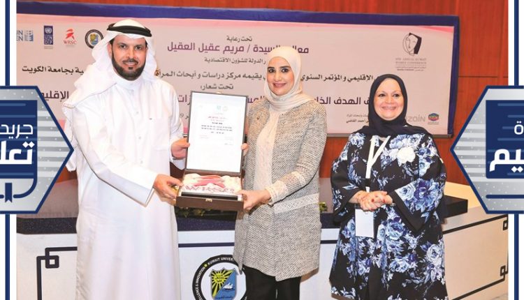 د. حمود القشعان يقدم درعا تقديرية إلى مريم العقيل بحضور د.لبنى القاضي﻿