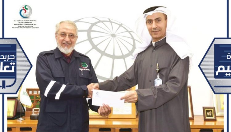 داود العميري خلال تقديمه الدعم إلى م. فاضل العلي