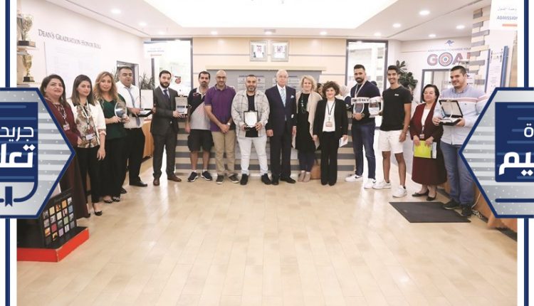 صورة جماعية للخريجين مع إدارة الكلية الأسترالية