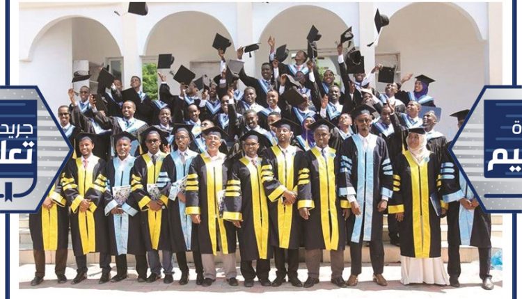 لقطة تذكارية لعدد من الخريجين