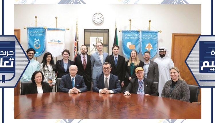 الوفد الأسترالي الزائر مع إدارة الكلية الأسترالية في الكويت