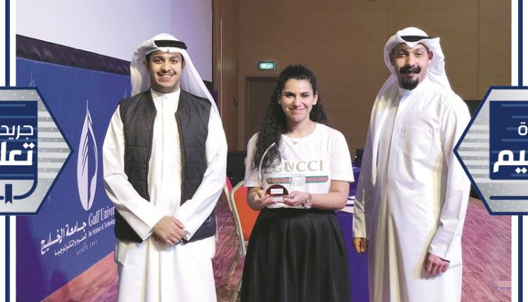 الطالبة زين الأنصاري مع زميليها عبد العزيز السيف وحمد الخميس بعد الفوز بالمركز الأول