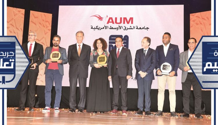 السيد فهد العثمان وطالب الرفاعي ود.لويس ميغيل كانيادا مع كتاب القائمة القصيرة والفائزة﻿