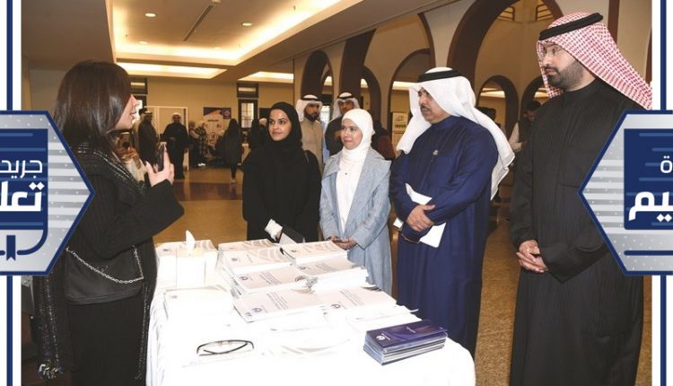 أ.د.فايز الظفيري خلال جولة في المعرض