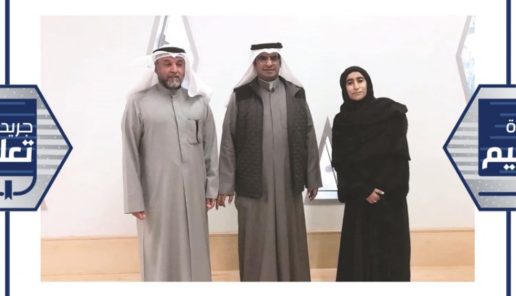 د.علي الكندري وانفال البعيجان وفهد العتيبي خلال جولة في كلية التربية للاطمئنان على عملية تسجيل المقررات