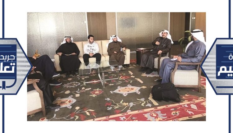 جانب من أولياء أمور الطالبات خلال تجمعهم أمام مكتب الوزير