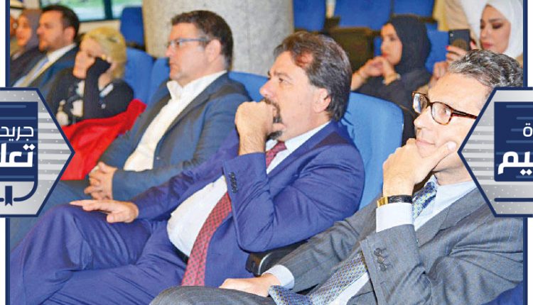 السفير متوسطاً الحضور