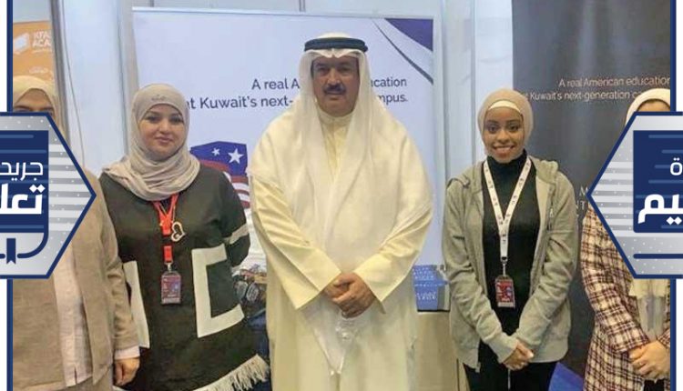 المدير العام لـ«التطبيقي» يتوسط موظفي الكلية