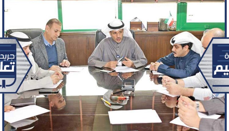 العتيبي متوسطاً الحضور في الاجتماع