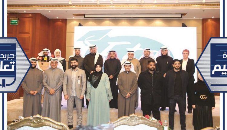 .سعود الحربي وجمال النصرالله ود.رشيد الحمد ومحمد الياسين مع الفائزين بجوائز تكنولوجيا التعليم