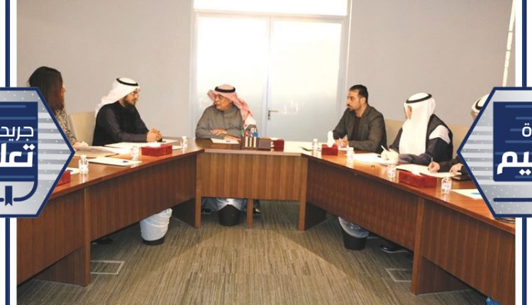 د.عبدالرحمن المطيري ود.دلال الودعاني خلال الاجتماع مع ضيدان العجمي ود.عباس مراد وفيصل الأستاذ وعلي دشتي