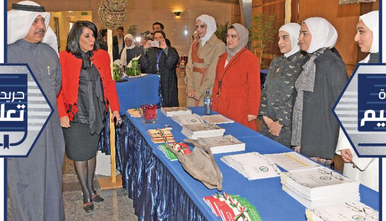 الظفيري خلال جولته في معرض القبول